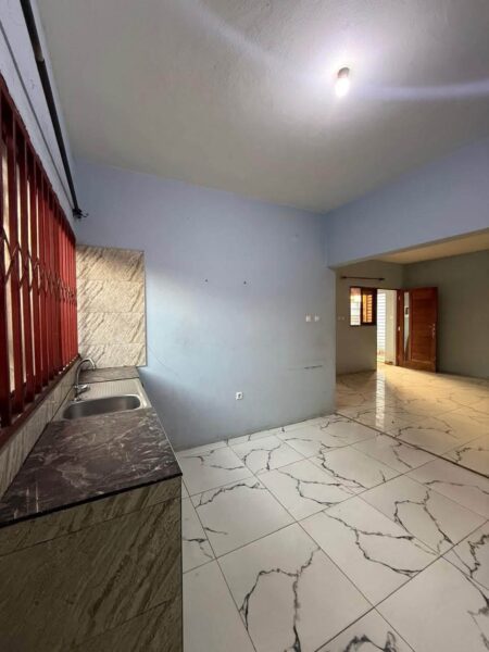 ARRENDA-SE EXCELENTE TIPO-1 NUM CONDOMÍNIO DE 4 CASAS.