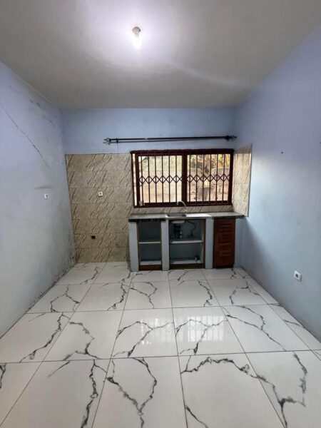 ARRENDA-SE EXCELENTE TIPO-1 NUM CONDOMÍNIO DE 4 CASAS.