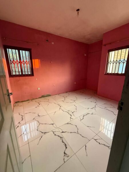 ARRENDA-SE EXCELENTE TIPO-1 NUM CONDOMÍNIO DE 4 CASAS.