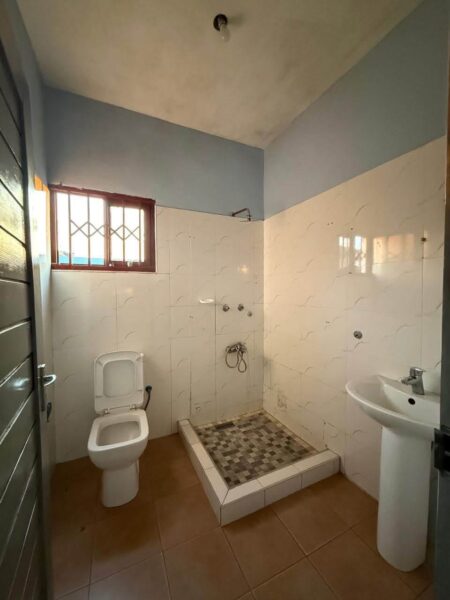 ARRENDA-SE EXCELENTE TIPO-1 NUM CONDOMÍNIO DE 4 CASAS.