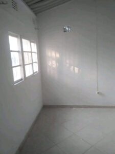 BELÍSSIMA DEPENDÊNCIA T1 NO BAIRRO DA POLANA CANIÇO, NUM QUINTAL DE 2 CASAS SEGURAS.
