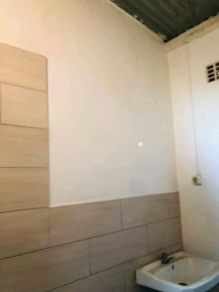 BELÍSSIMA DEPENDÊNCIA T1 NO BAIRRO DA POLANA CANIÇO, NUM QUINTAL DE 2 CASAS SEGURAS.