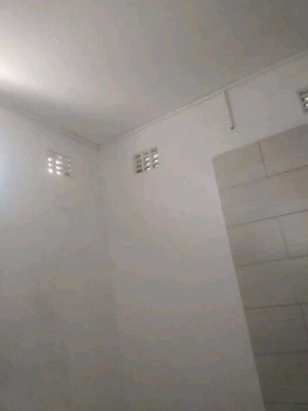 BELÍSSIMA DEPENDÊNCIA T1 NO BAIRRO DA POLANA CANIÇO, NUM QUINTAL DE 2 CASAS SEGURAS.