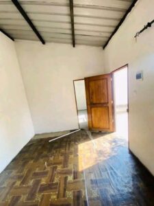 Arrenda se está tp1 localizada no bairro da zona verde
