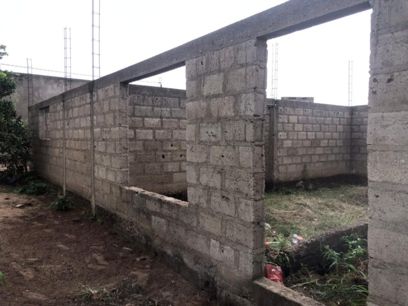VENDE-SE CASA T0 E OBRA INACABADA T3