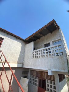 Bar ou mercearia com geleira, mesas e cadeiras