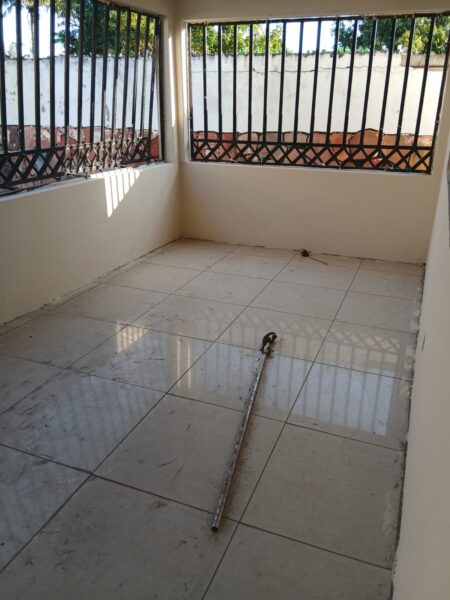 Arrendo e vendo está excelente residência localidade no bairro da Maxava 15 a 3 minutos da estrada, com excelentes vias de acesso. Casa tipo 3 uma suíte varandas espaço para carros e lazer. Tem uma dependência tipo 1 sala cozinha WC varanda.