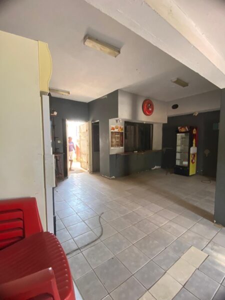 Bar ou mercearia com geleira, mesas e cadeiras