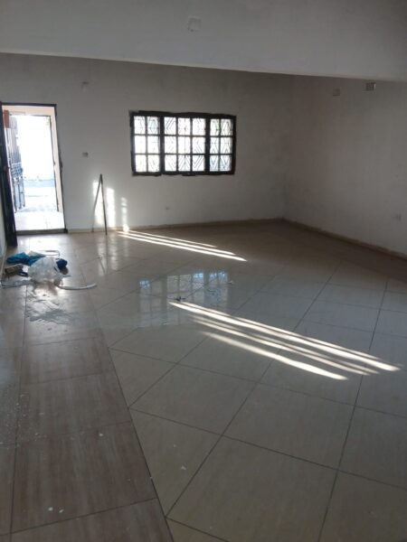 Arrendo e vendo está excelente residência localidade no bairro da Maxava 15 a 3 minutos da estrada, com excelentes vias de acesso. Casa tipo 3 uma suíte varandas espaço para carros e lazer. Tem uma dependência tipo 1 sala cozinha WC varanda.
