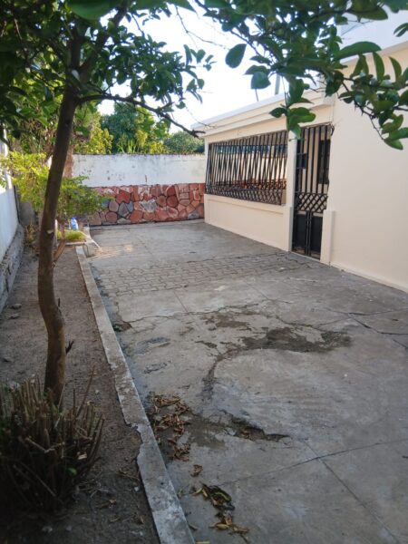 Arrendo e vendo está excelente residência localidade no bairro da Maxava 15 a 3 minutos da estrada, com excelentes vias de acesso. Casa tipo 3 uma suíte varandas espaço para carros e lazer. Tem uma dependência tipo 1 sala cozinha WC varanda.