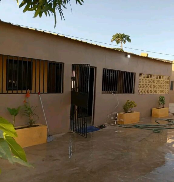 ARRENDA-SE casa Tipo 2