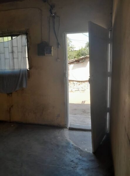 Arrenda-se esta dependência do tp1 localizada no bairro de zimpeto na paragem Coqueiros a 1 minuto da paragem por apenas 3500 meticais fixos