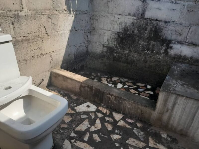 Arrenda-se esta dependência do tp1 localizada no bairro de zimpeto na paragem Coqueiros a 1 minuto da paragem por apenas 3500 meticais fixos