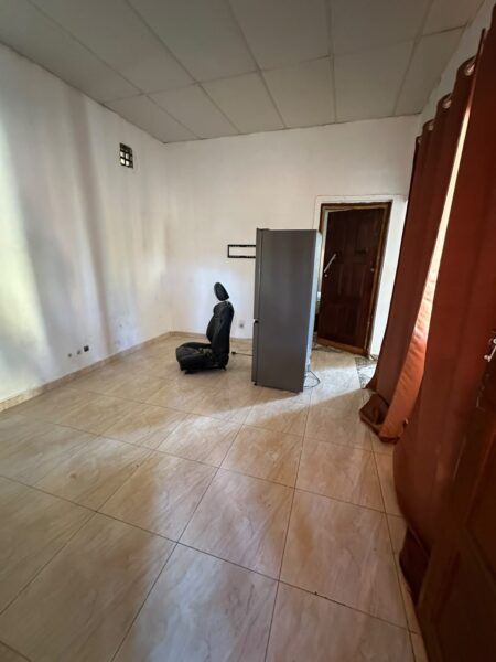 ARRENDA-SE BOA CASA TP1 NA MATOLA_ BAIRRO DA LIBERDADE, Paragem Chapas à 2min da estrada ☎️CALL/WHATSAPP :NUM CONDOMÍNIO DE 3 CASAS 🏘️ 📍 Localização: MATOLA_ Bairro DA LIBERDADE, Paragem Chapas à 2min