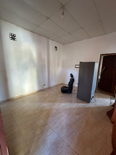 ARRENDA-SE BOA CASA TP1 NA MATOLA_ BAIRRO DA LIBERDADE, Paragem Chapas à 2min da estrada ☎️CALL/WHATSAPP :NUM CONDOMÍNIO DE 3 CASAS 🏘️ 📍 Localização: MATOLA_ Bairro DA LIBERDADE, Paragem Chapas à 2min