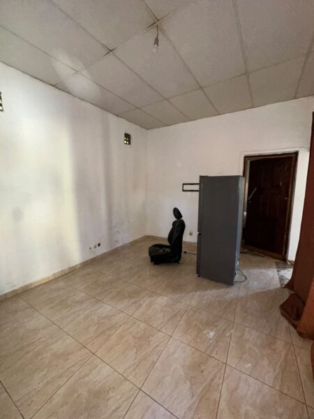 ARRENDA-SE BOA CASA TP1 NA MATOLA_ BAIRRO DA LIBERDADE, Paragem Chapas à 2min da estrada ☎️CALL/WHATSAPP :NUM CONDOMÍNIO DE 3 CASAS 🏘️ 📍 Localização: MATOLA_ Bairro DA LIBERDADE, Paragem Chapas à 2min