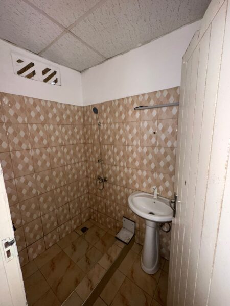 ARRENDA-SE BOA CASA TP1 NA MATOLA_ BAIRRO DA LIBERDADE, Paragem Chapas à 2min da estrada ☎️CALL/WHATSAPP :NUM CONDOMÍNIO DE 3 CASAS 🏘️ 📍 Localização: MATOLA_ Bairro DA LIBERDADE, Paragem Chapas à 2min