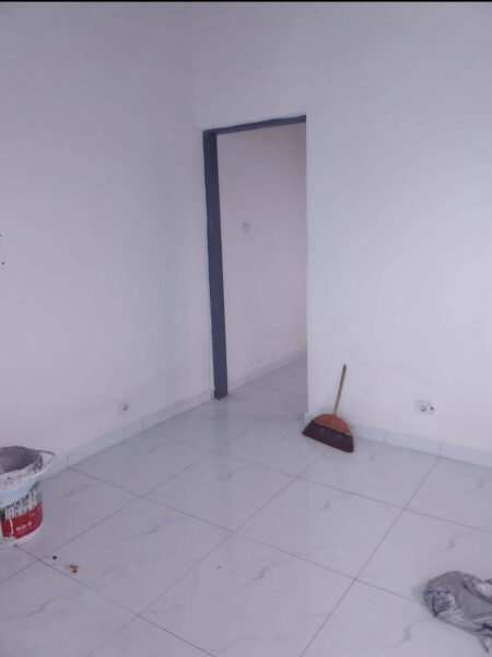 Arrenda-se Tipo1 no quintal sem donos