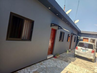 📌Vende-se este *condomínio, com 5 casas* 🏘️ cada casa