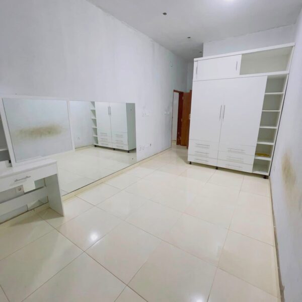 ARRENDA-SE EXCELENTE CASA TIPO 3