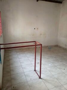 BONITA DEPENDÊNCIA T1 NO BAIRRO DAS MAHOTAS, NUM CONDOMÍNIO LIMPO E SEGURO.