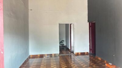 Arrendo 3500 um quarto no Saul 2min da paragem , em uma casa tipo 2, para viver com uma moça .. quarto sala, cozinha, casa de banho dentro ..