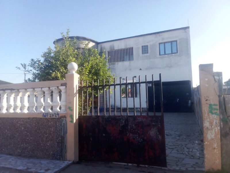 Arrenda-se um quarto Placa No primeiro andar Localização : Km 15