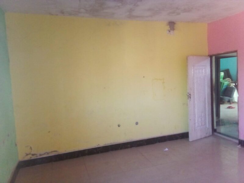 Arrenda-se um quarto Placa No primeiro andar Localização : Km 15