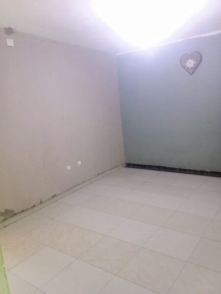 Arrenda-se um quarto Placa No primeiro andar Localização : Km 15