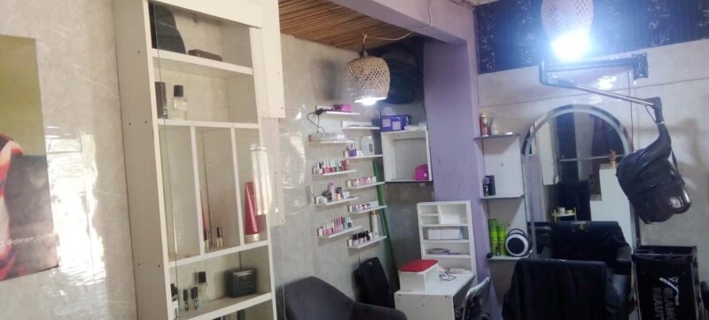 🇲🇿Arrenda-se salao boutique cobertura placa 1 toque a estradà logo na paragem magoanine cmc, numa excelente localizacao