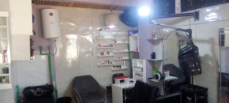 🇲🇿Arrenda-se salao boutique cobertura placa 1 toque a estradà logo na paragem magoanine cmc, numa excelente localizacao