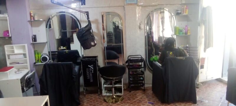 🇲🇿Arrenda-se salao boutique cobertura placa 1 toque a estradà logo na paragem magoanine cmc, numa excelente localizacao