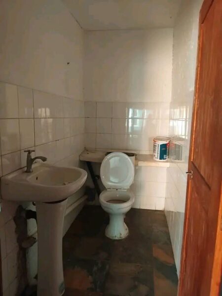 Arrenda-se duas lojas, condomínio à beira da estrada, costa de sol (Dona alice) Ideais para vários fins lucrativos como:
