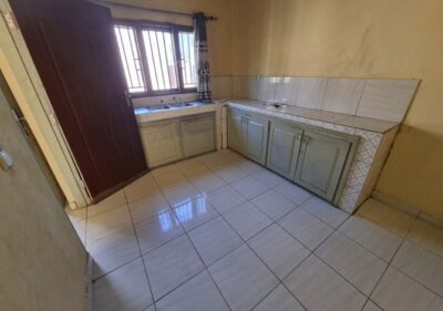 ARRENDA-SE CASA TIPO 1 CONTUDO DENTRO NUM CONDOMINIO BAIRRO MAGOANINE B/CIRCULAR PARAGEM BARRACA FIZZ