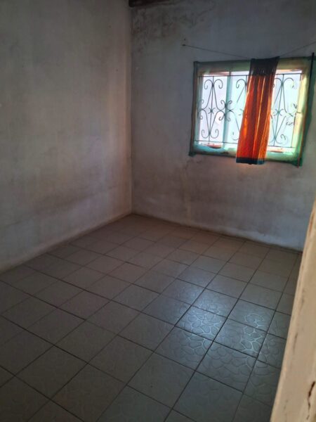 ARRENDA SE CASA T3 INDEPENDENTE localização magoanine Paragem Cmc-Bar dos Amigos