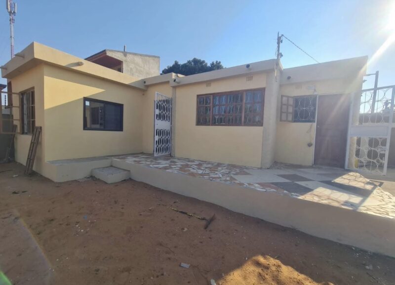 Arrenda-se Casa T2 –no condomínio de 2 casas no Guava, Paragem portão preto.