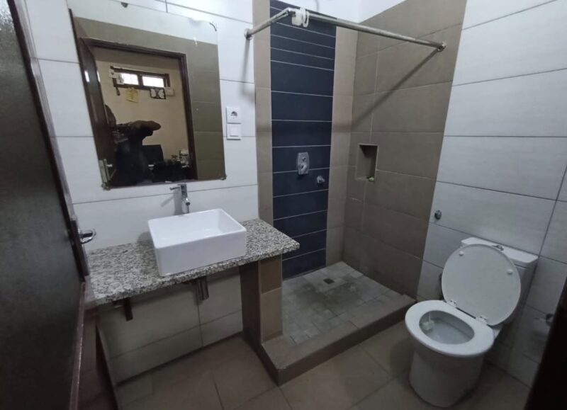 Arrenda-se T2 placa com suite num condomínio de 3 casas, Em magoanine depois da primeira longa,paragem Laurentina pra quem vai a cmc
