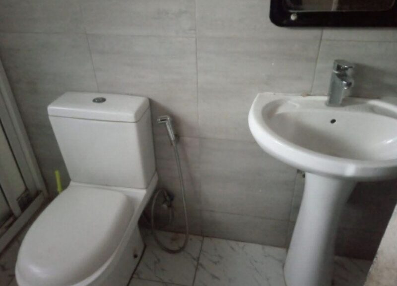 *ARRENDA-SE EXCELENTE TIPO-3 NUM CONDOMINIO DE DUAS CASAS ENTRE INQUILINOS NO BAIRRO FERROVIÁRIO NA PARAGEM SALÃO PRÓXIMO*