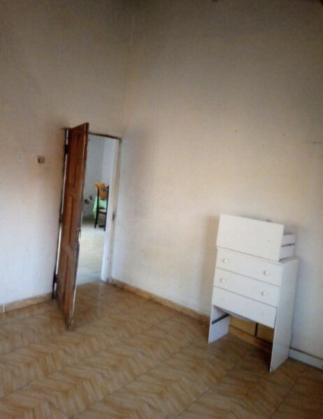 *ARRENDA-SE EXCELENTE TIPO-3 NUM CONDOMINIO DE DUAS CASAS ENTRE INQUILINOS NO BAIRRO FERROVIÁRIO NA PARAGEM SALÃO PRÓXIMO*