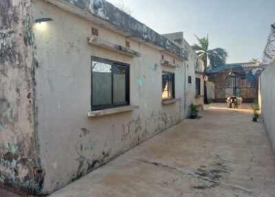 *ARRENDA-SE EXCELENTE TIPO-3 NUM CONDOMINIO DE DUAS CASAS ENTRE INQUILINOS NO BAIRRO FERROVIÁRIO NA PARAGEM SALÃO PRÓXIMO*
