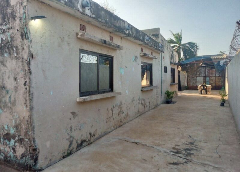 *ARRENDA-SE EXCELENTE TIPO-3 NUM CONDOMINIO DE DUAS CASAS ENTRE INQUILINOS NO BAIRRO FERROVIÁRIO NA PARAGEM SALÃO PRÓXIMO*