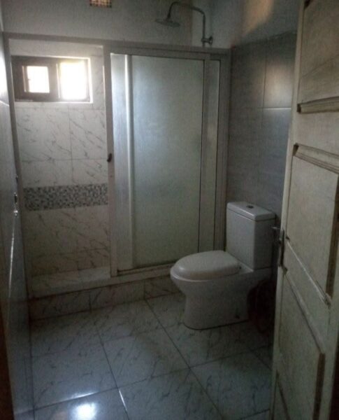 *ARRENDA-SE EXCELENTE TIPO-3 NUM CONDOMINIO DE DUAS CASAS ENTRE INQUILINOS NO BAIRRO FERROVIÁRIO NA PARAGEM SALÃO PRÓXIMO*