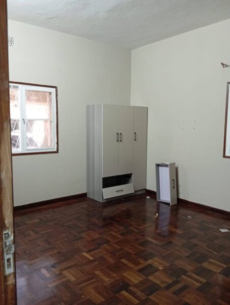 ARRENDA-SE FLAT T-3 R/C NO BAIRRO CENTRAL NA EMÍLIA DAÚSSE ESQUINA COM AMILCAR CABRAL