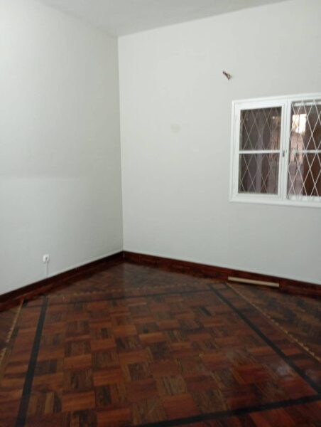 ARRENDA-SE FLAT T-3 R/C NO BAIRRO CENTRAL NA EMÍLIA DAÚSSE ESQUINA COM AMILCAR CABRAL