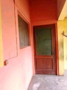 🔥 ARRENDA-SE CASA TIPO 2 COMPLETA — RUA DAS FLORES 🔥