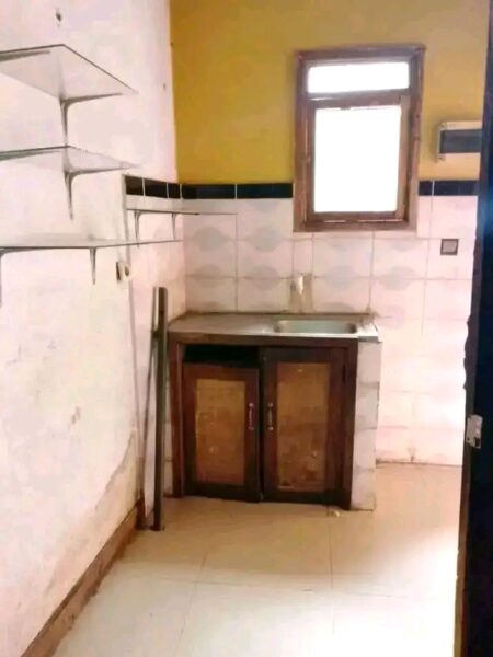 🔥 ARRENDA-SE CASA TIPO 2 COMPLETA — RUA DAS FLORES 🔥