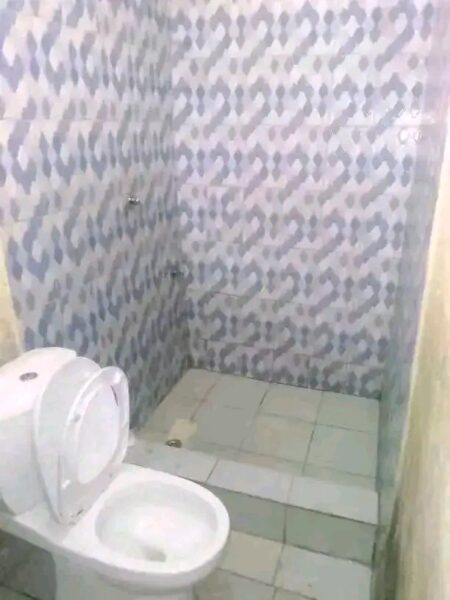 🔥 ARRENDA-SE CASA TIPO 2 COMPLETA — RUA DAS FLORES 🔥