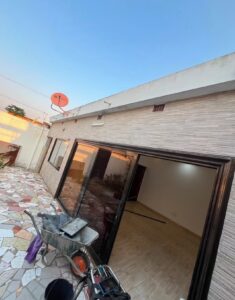 Arrenda-se excelente T2 nas Mahotas num quintal de 2 casas,paragem pneus a 1 minuto da estrada