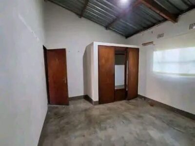 Arrenda-se Belíssima casa Tipo-2 em laulane paragem farmácia a 4min da paragem na Av.julius Nyerere