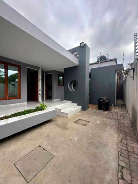 Arrenda-Se Luxuosa Moradia Tipo 2